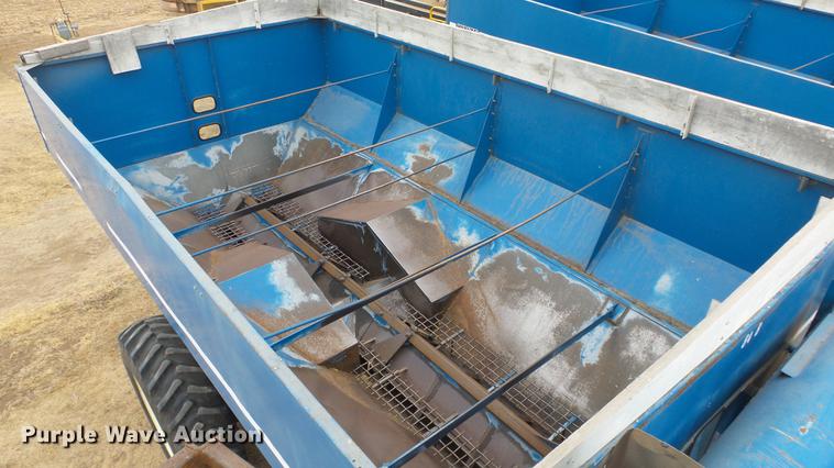 image for item DC2378 Kinze AW1040 row crop grain cart