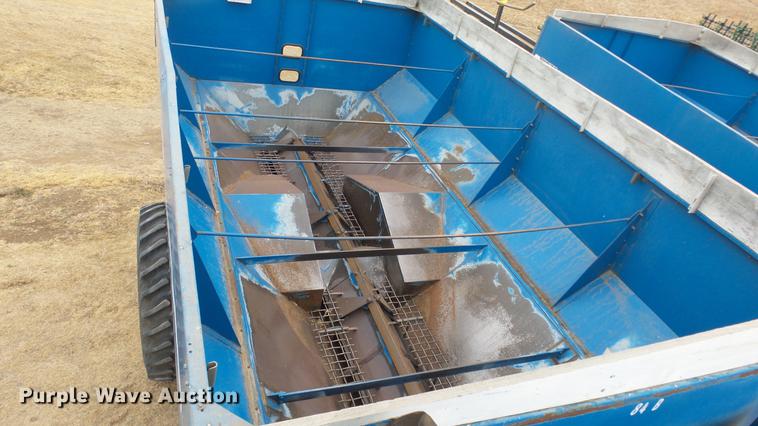 image for item DC2378 Kinze AW1040 row crop grain cart