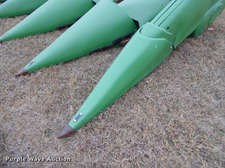 image for item DC2386 2011 John Deere 612C corn head
