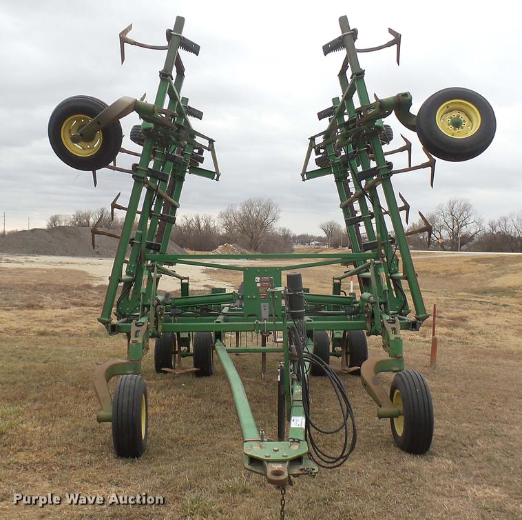 John Deere chisel sweep plow in Lyons, KS Item DC2390 sold Purple Wave