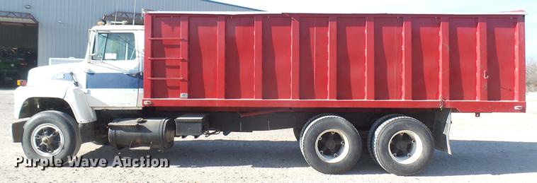 image for item DC2422 1982 Ford LNT8000 grain truck