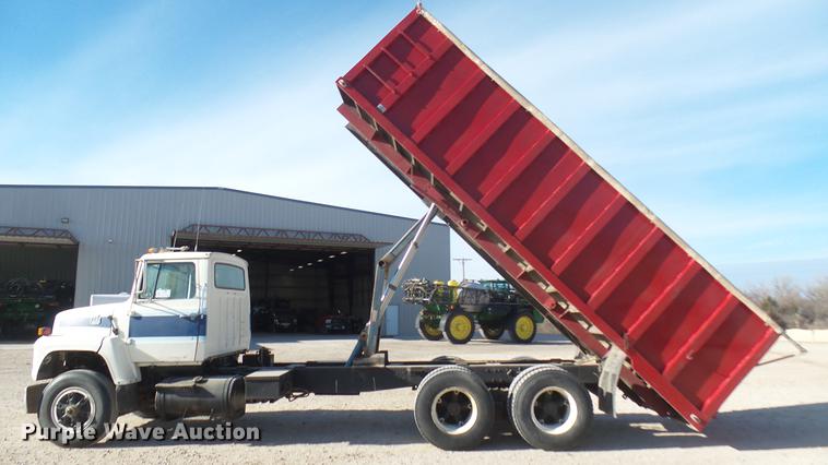 image for item DC2422 1982 Ford LNT8000 grain truck