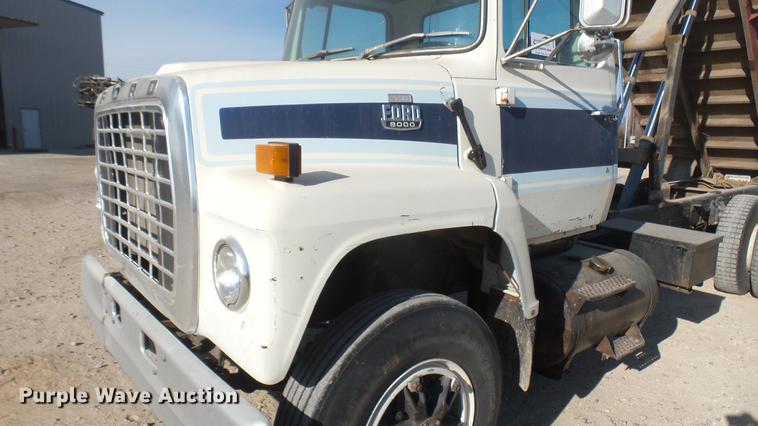 image for item DC2422 1982 Ford LNT8000 grain truck