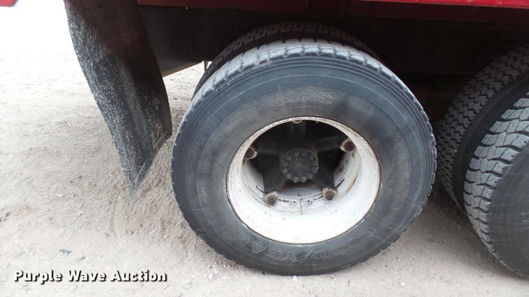 image for item DC2422 1982 Ford LNT8000 grain truck