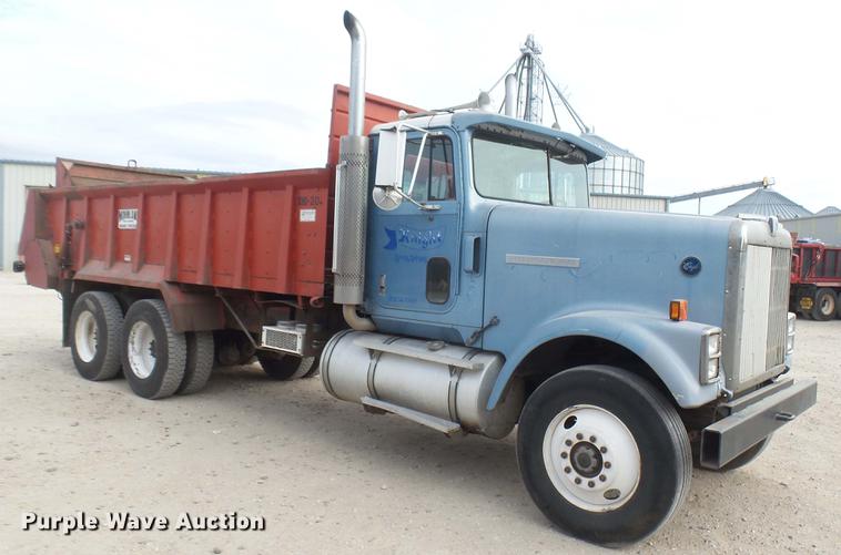 image for item DC2426 1986 International F9370 manure spreader truck