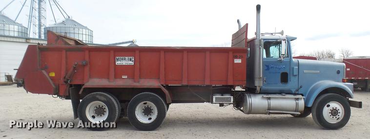 image for item DC2426 1986 International F9370 manure spreader truck