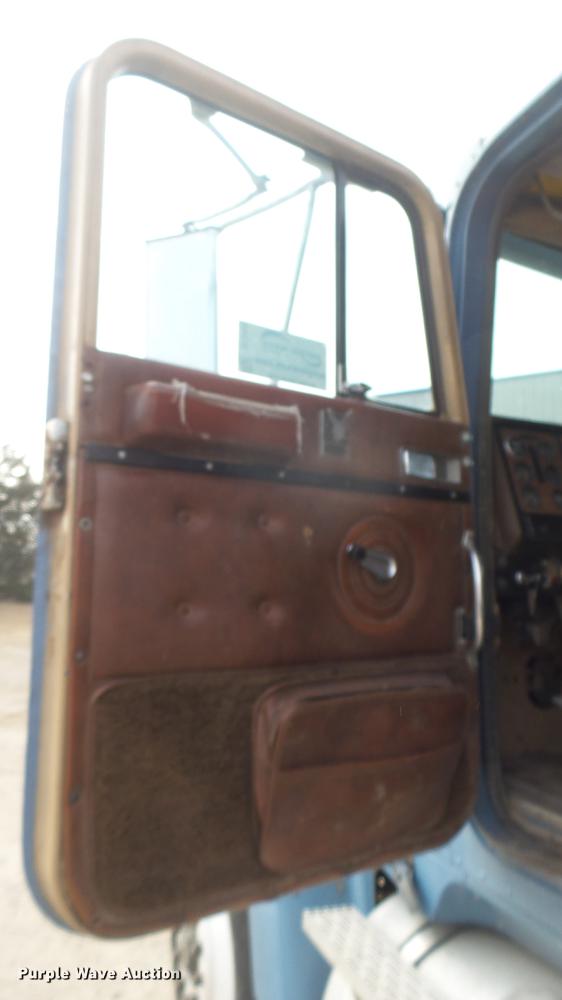 image for item DC2426 1986 International F9370 manure spreader truck