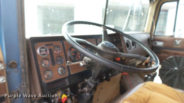 image for item DC2426 1986 International F9370 manure spreader truck