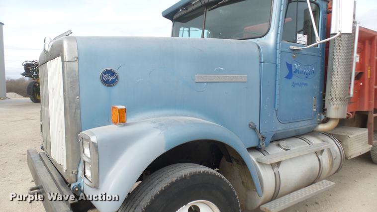 image for item DC2426 1986 International F9370 manure spreader truck