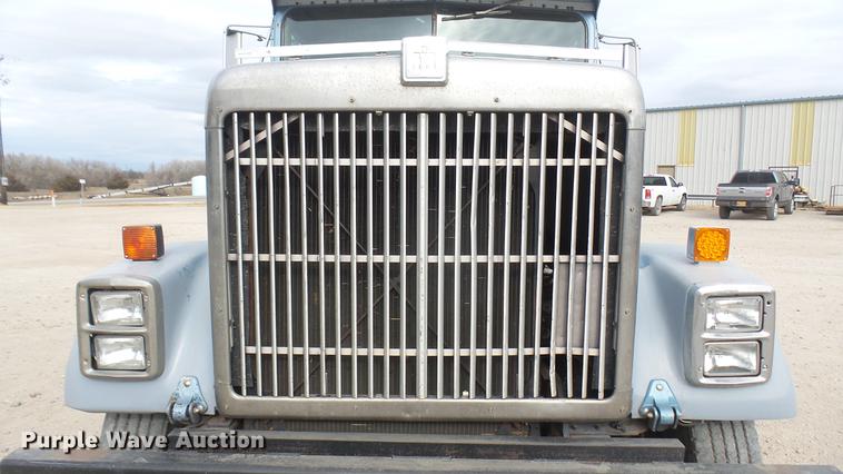 image for item DC2426 1986 International F9370 manure spreader truck