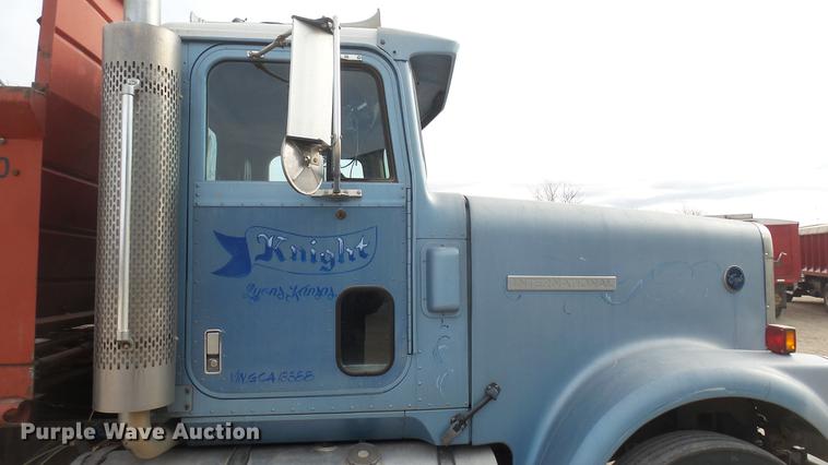 image for item DC2426 1986 International F9370 manure spreader truck