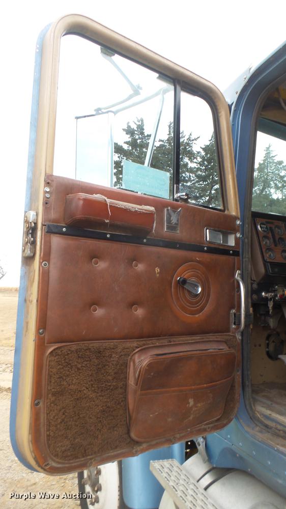 image for item DC2426 1986 International F9370 manure spreader truck