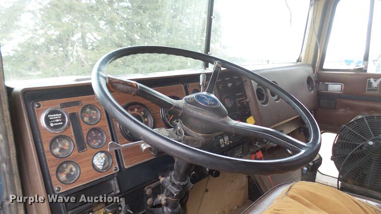 image for item DC2426 1986 International F9370 manure spreader truck