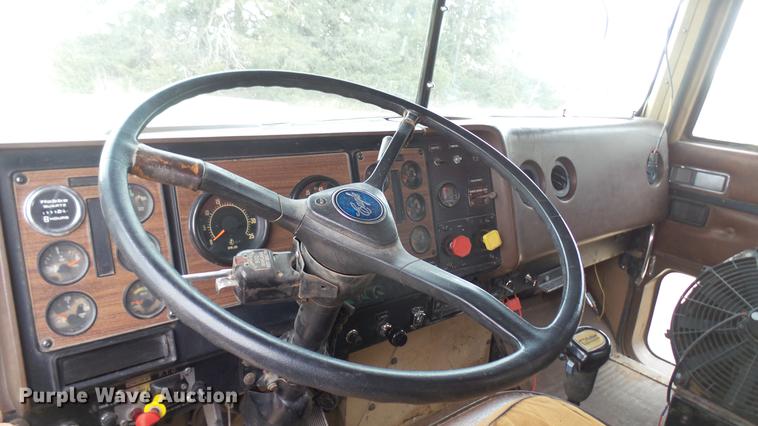 image for item DC2426 1986 International F9370 manure spreader truck