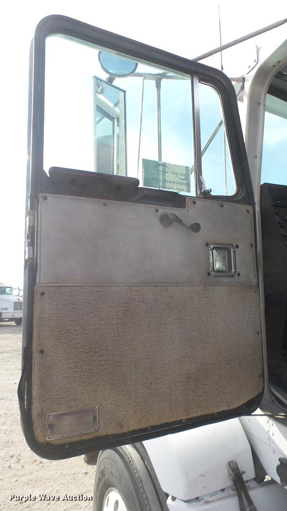 image for item DC2427 1990 Kenworth T450 grain truck