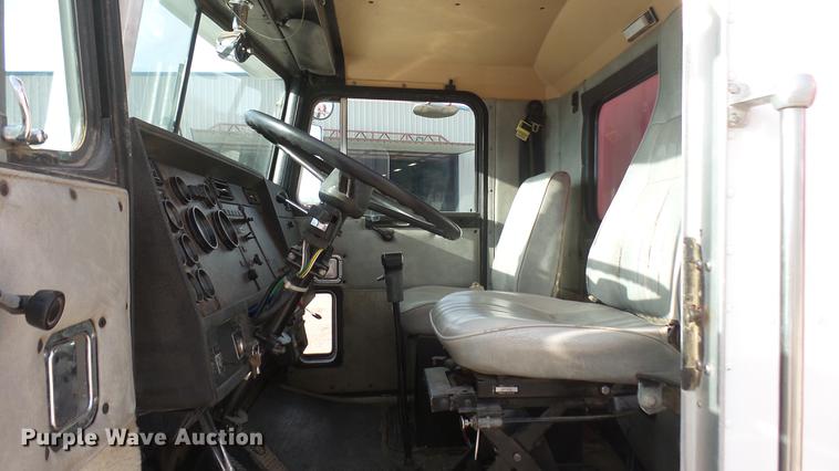 image for item DC2427 1990 Kenworth T450 grain truck