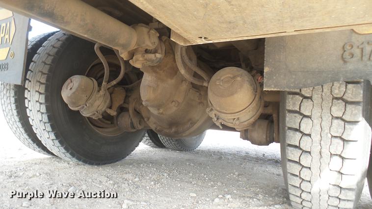 image for item DC2427 1990 Kenworth T450 grain truck