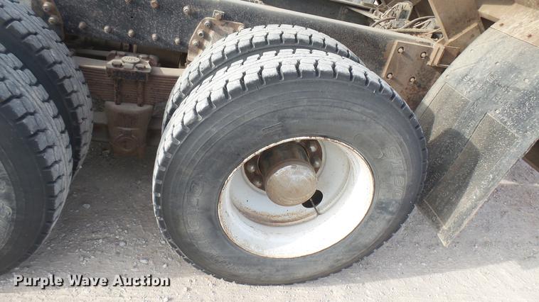 image for item DC2427 1990 Kenworth T450 grain truck