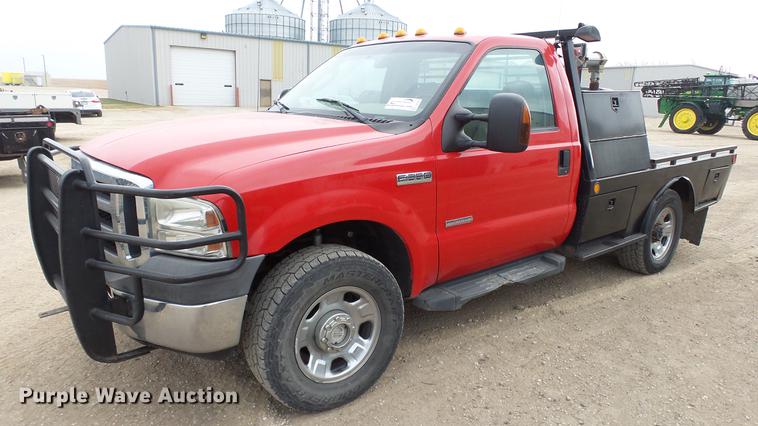 image for item DC2432 2006 Ford F350 Super Duty XLT flatbed pickup truck