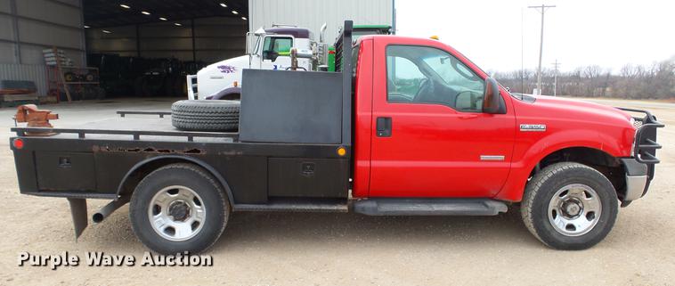 image for item DC2432 2006 Ford F350 Super Duty XLT flatbed pickup truck