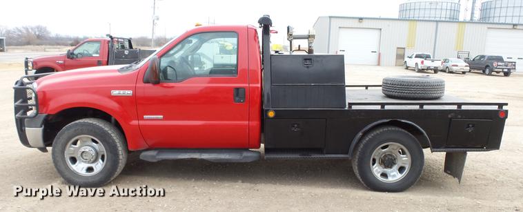 image for item DC2432 2006 Ford F350 Super Duty XLT flatbed pickup truck