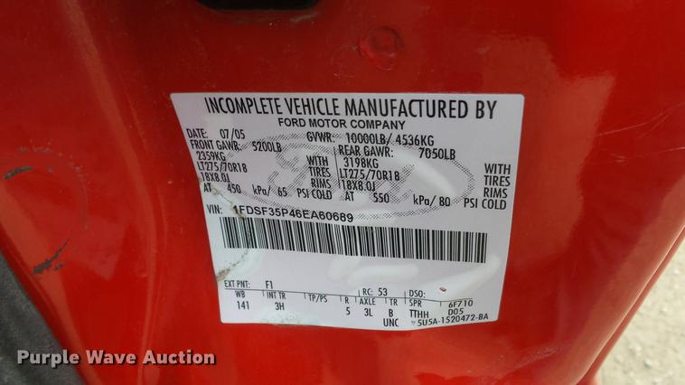 image for item DC2432 2006 Ford F350 Super Duty XLT flatbed pickup truck