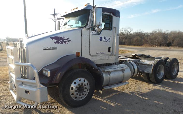 image for item DC2437 2005 Kenworth T800B semi truck