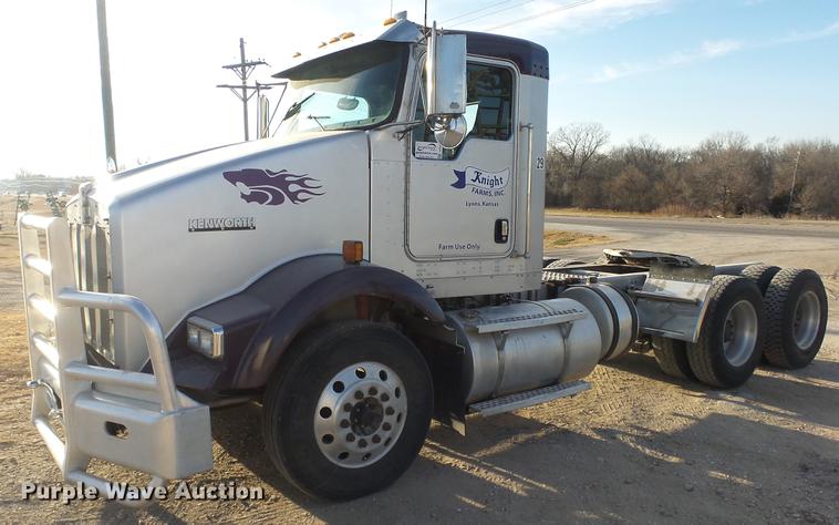 image for item DC2437 2005 Kenworth T800B semi truck