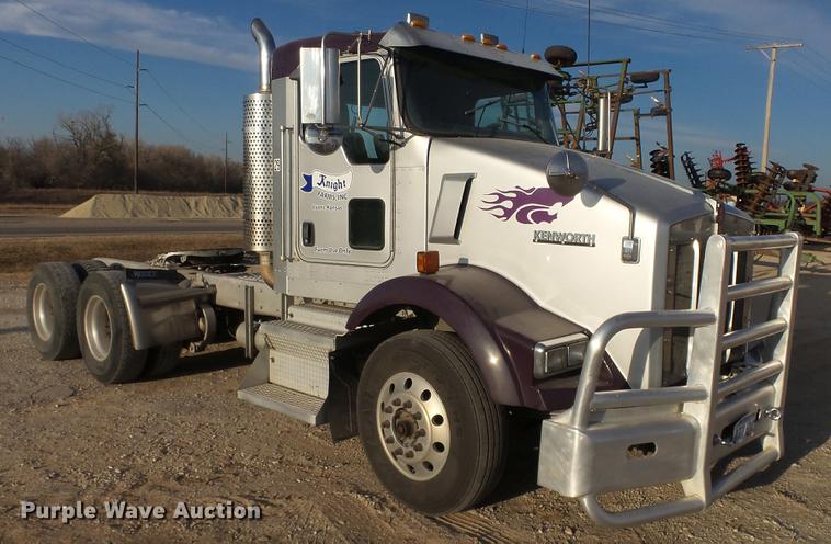 image for item DC2437 2005 Kenworth T800B semi truck