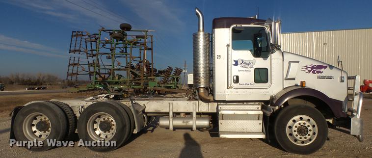 image for item DC2437 2005 Kenworth T800B semi truck