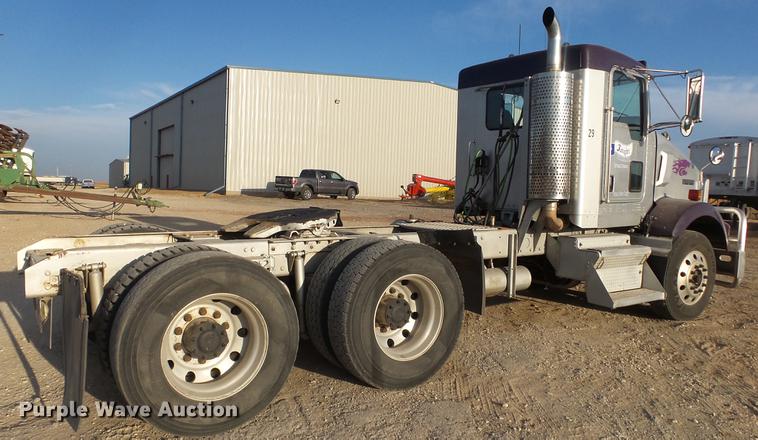 image for item DC2437 2005 Kenworth T800B semi truck
