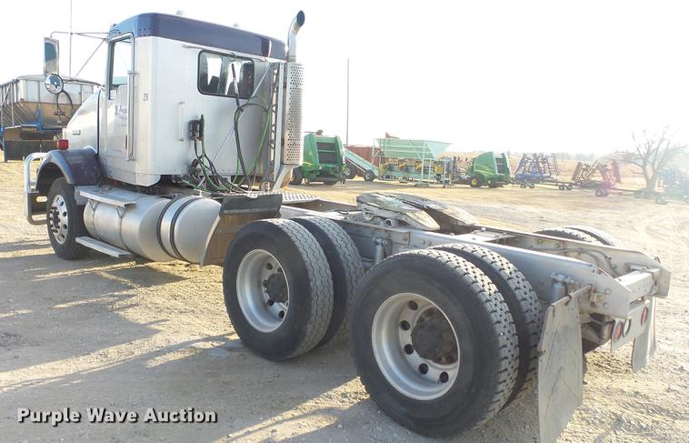 image for item DC2437 2005 Kenworth T800B semi truck