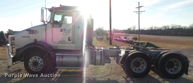 image for item DC2437 2005 Kenworth T800B semi truck