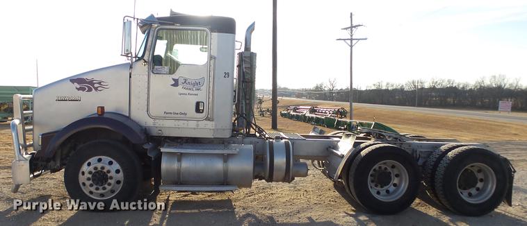 image for item DC2437 2005 Kenworth T800B semi truck