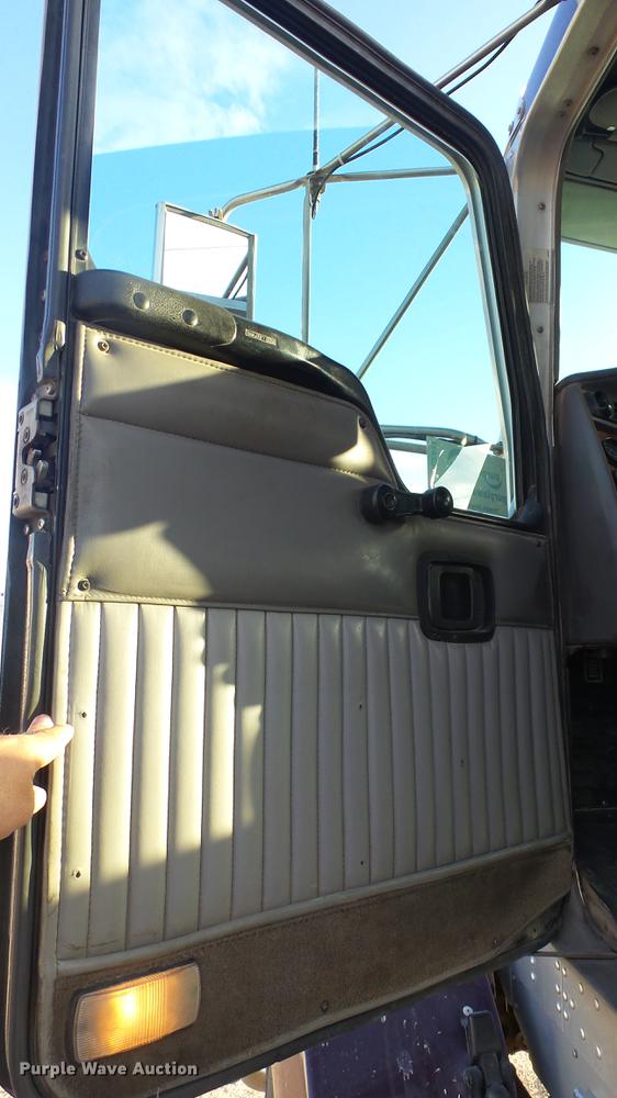 image for item DC2437 2005 Kenworth T800B semi truck