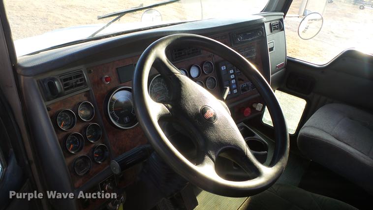 image for item DC2437 2005 Kenworth T800B semi truck