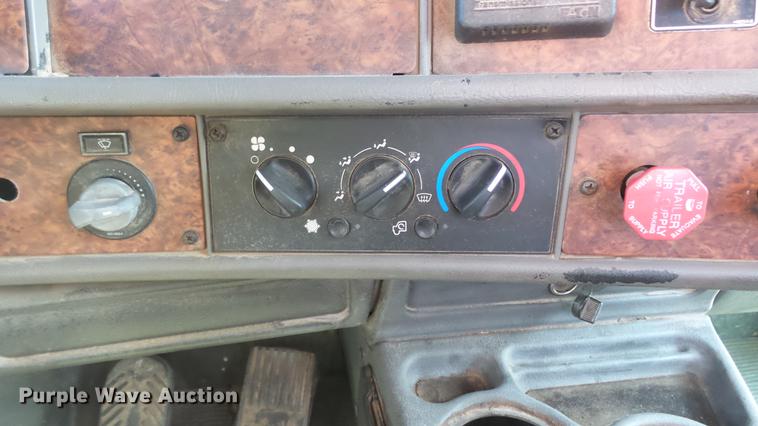 image for item DC2437 2005 Kenworth T800B semi truck