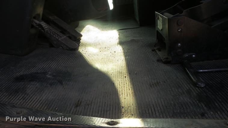 image for item DC2437 2005 Kenworth T800B semi truck