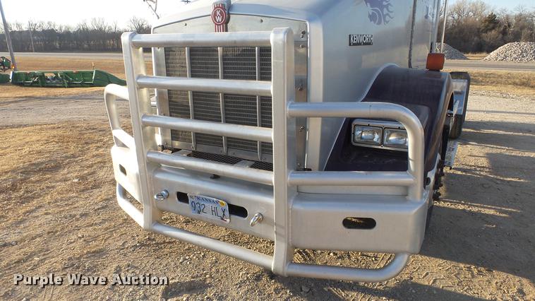 image for item DC2437 2005 Kenworth T800B semi truck