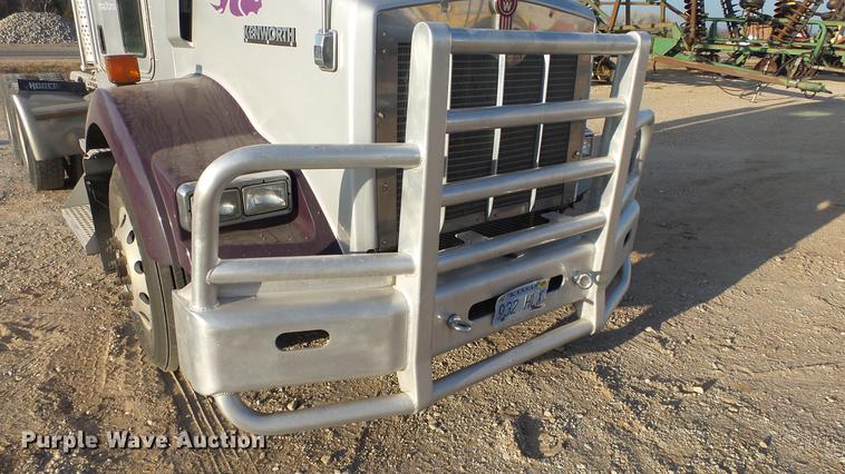 image for item DC2437 2005 Kenworth T800B semi truck