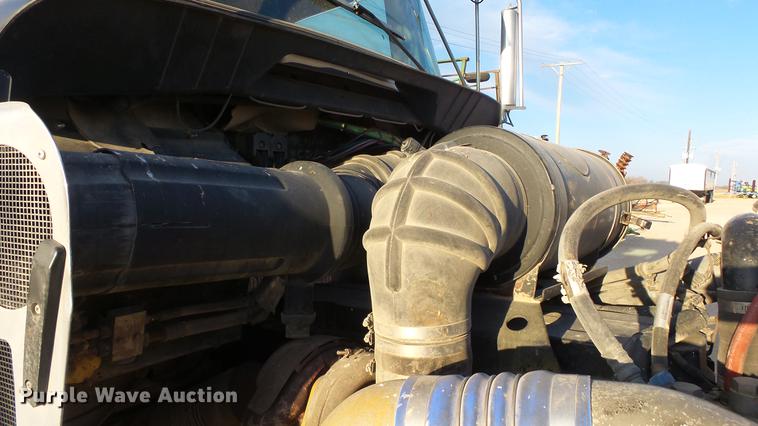 image for item DC2437 2005 Kenworth T800B semi truck