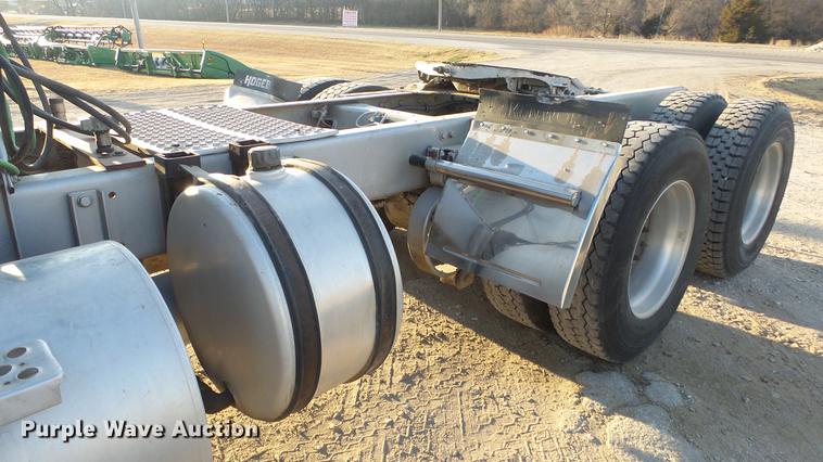 image for item DC2437 2005 Kenworth T800B semi truck