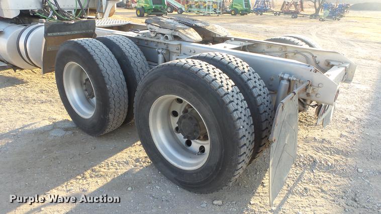 image for item DC2437 2005 Kenworth T800B semi truck