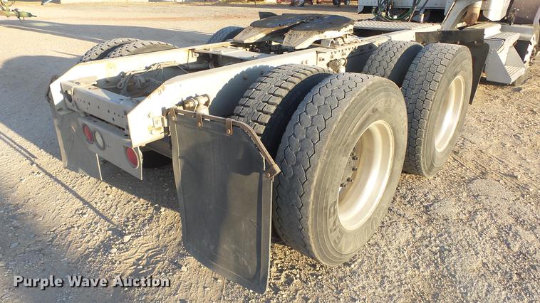 image for item DC2437 2005 Kenworth T800B semi truck