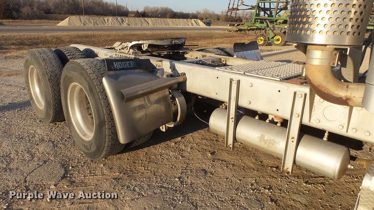 image for item DC2437 2005 Kenworth T800B semi truck