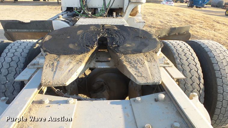 image for item DC2437 2005 Kenworth T800B semi truck