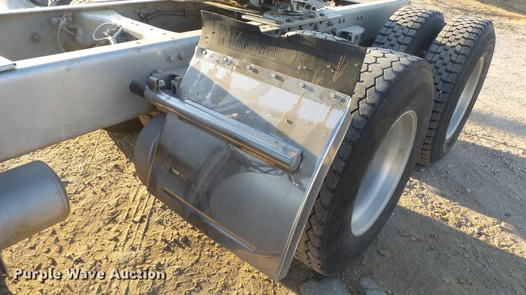 image for item DC2437 2005 Kenworth T800B semi truck