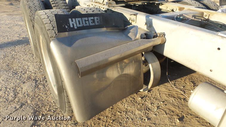 image for item DC2437 2005 Kenworth T800B semi truck