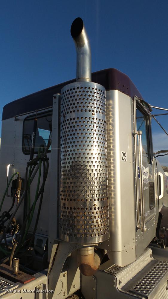 image for item DC2437 2005 Kenworth T800B semi truck