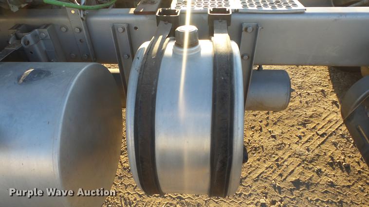 image for item DC2437 2005 Kenworth T800B semi truck